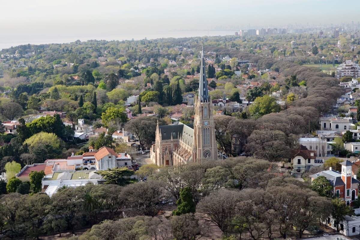 Los propietarios de las tradicionales casas cuelgan el cartel de venta y los desarrolladores se animan con proyectos destinados a la demanda que es fiel de la zona; radiografía de un mercado premium