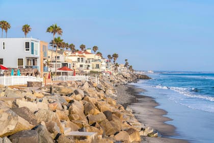 Los propietarios privados levantan muros de contención que amenazan con las playas públicas, a pesar de una antigua ley romana que garantiza su acceso libre