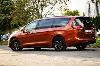 Los propietarios pueden comunicarse con el servicio de atención al cliente de FCA US LLC al 1-800-853-1403. El número de FCA US LLC para este retiro es 72B