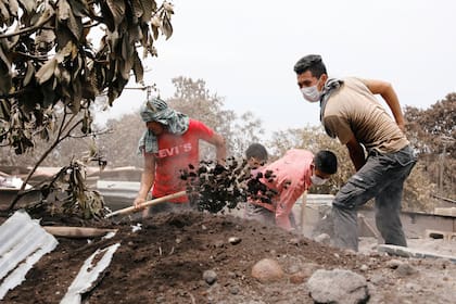 Los propios residentes buscan a sus conocidos entre las cenizas