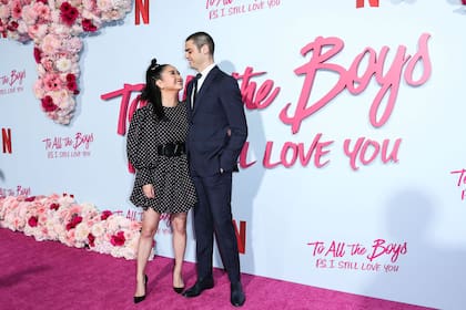 Los protagonistas de A todos los chicos de los que me enamoré en la premiere del film