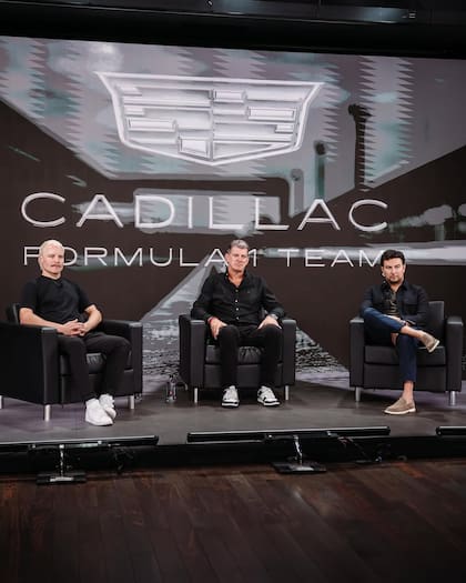 Los protagonistas de Cadillac: el director del equipo, Graeme Lowdon, junto a los pilotos Valtteri Bottas y Sergio "Checo" Pérez