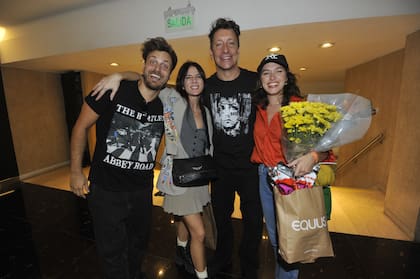 Los protagonistas de En otras palabras, Andrés Gil y Gimena Accardi, celebran el exitoso estreno junto a su director Nico Vázquez y una amiga de la casa (y pareja de Andrés), Cande Vetrano