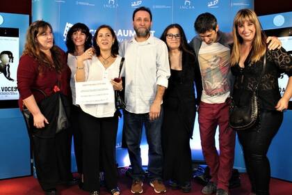 Los protagonistas de las historias de Secreto a voces junto al director Misael Bustos.