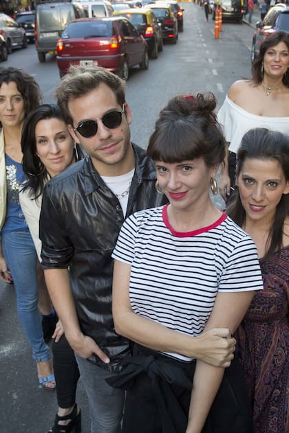 Los protagonistas de los musicales más convocantes del año, reunidos en una foto en plena calle Corrientes