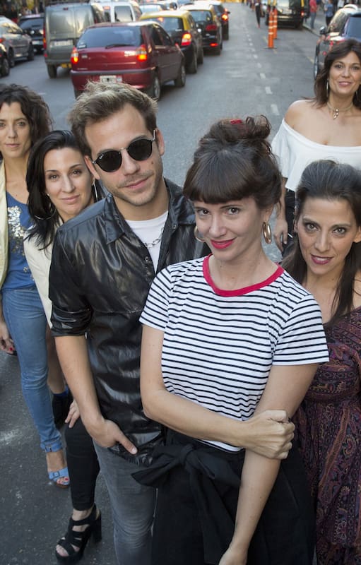 Los protagonistas de los musicales más convocantes del año, reunidos en una foto en plena calle Corrientes