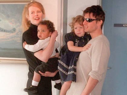 Los protagonistas de Ojos bien cerrados junto a sus dos hijos