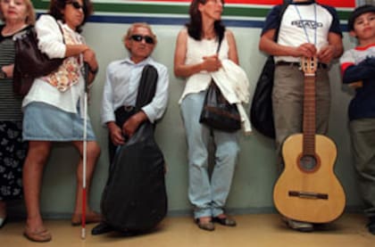 A la espera de sus dos minutos de fama, los aspirantes a cantar en el programa hacían fila desde temprano