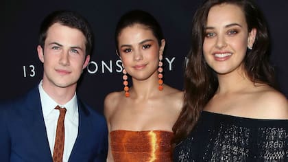 Los protagonistas Dylan Minnette y Katherine Langford, junto a Selena Gomez, productora de 13 Reasons Why
