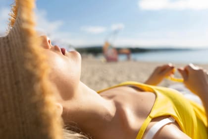 Los protectores solares resguardan la piel ya sea absorbiendo o reflejando los rayos ultravioletas