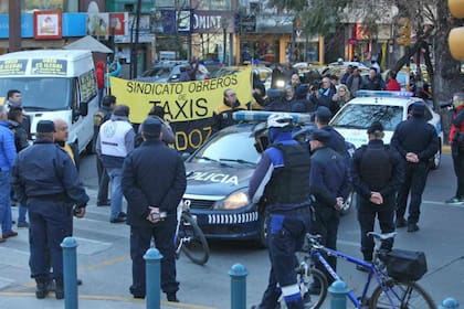 Hubo varias protestas de taxistas mendocinos contra la reglamentación de las aplicaciones móviles