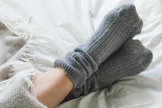 Los psicólogos coinciden: dormir con medias es un hábito vinculado con la estabilidad emocional de la persona