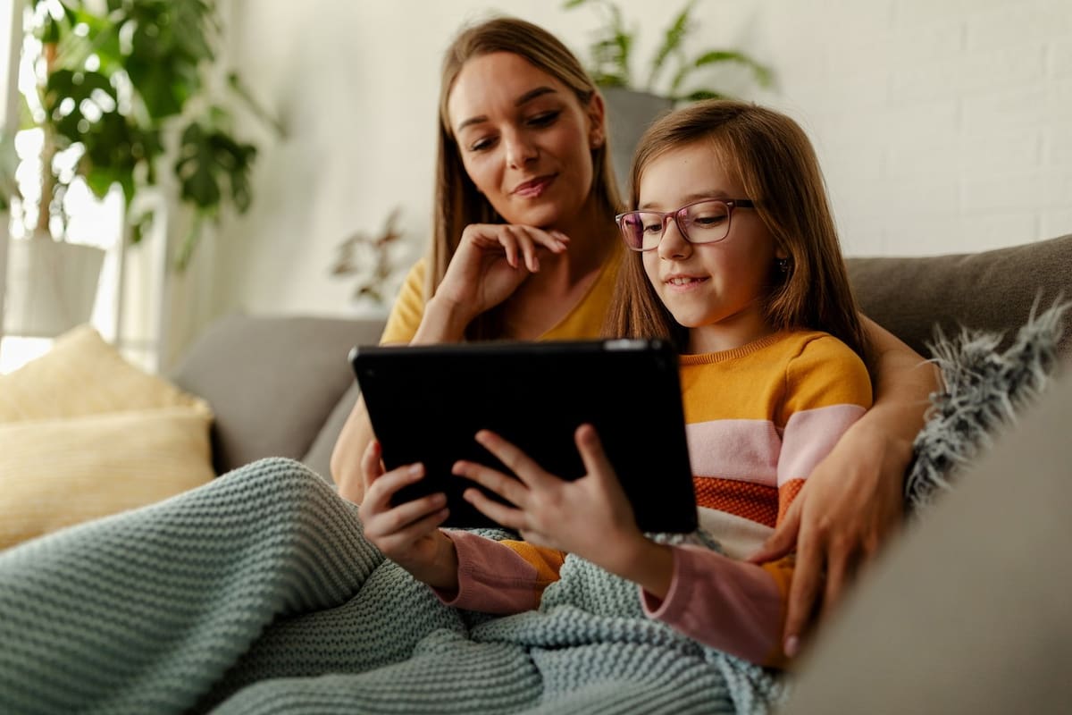 Los psicólogos coinciden sin excepción en que la mediación paterna es clave para que las pantallas resulten beneficiosas en la infancia