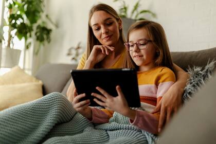 Los psicólogos coinciden sin excepción en que la mediación paterna es clave para que las pantallas resulten beneficiosas en la infancia