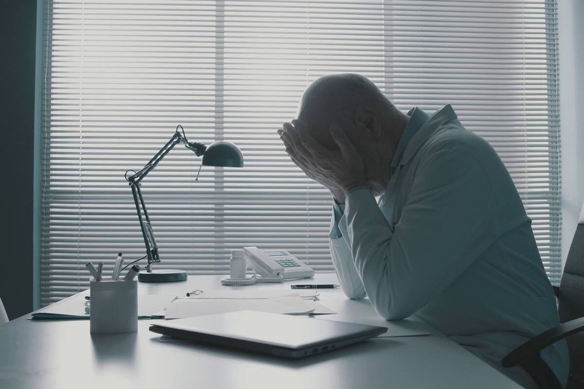 Los psicólogos describen el burnout o síndrome del trabajador quemado como una sensación persistente de agotamiento y alienación ante el trabajo