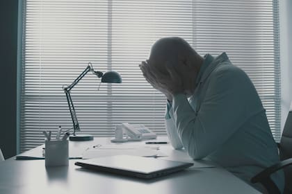 Los psicólogos describen el burnout o síndrome del trabajador quemado como una sensación persistente de agotamiento y alienación ante el trabajo