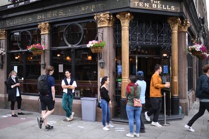 Los pubs de Irlanda reabrirán tras 15 semanas de cierre debido a la pandemia