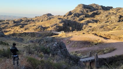 Los puentes colgantes de Copina, una de las postales más bellas de Córdoba, son cinco estructuras de hierro y madera construidas entre 1913 y 1918 sobre una parte de la vieja ruta provincial 14 que va vadeando arroyos y cursos de vertientes.