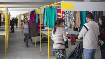 Los puesteros provenientes de Flores comenzaron a exhibir mercaderías en un predio cerrado en abril