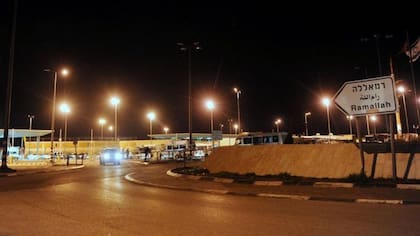 Los puestos de control israelíes restringen el movimiento de los palestinos.