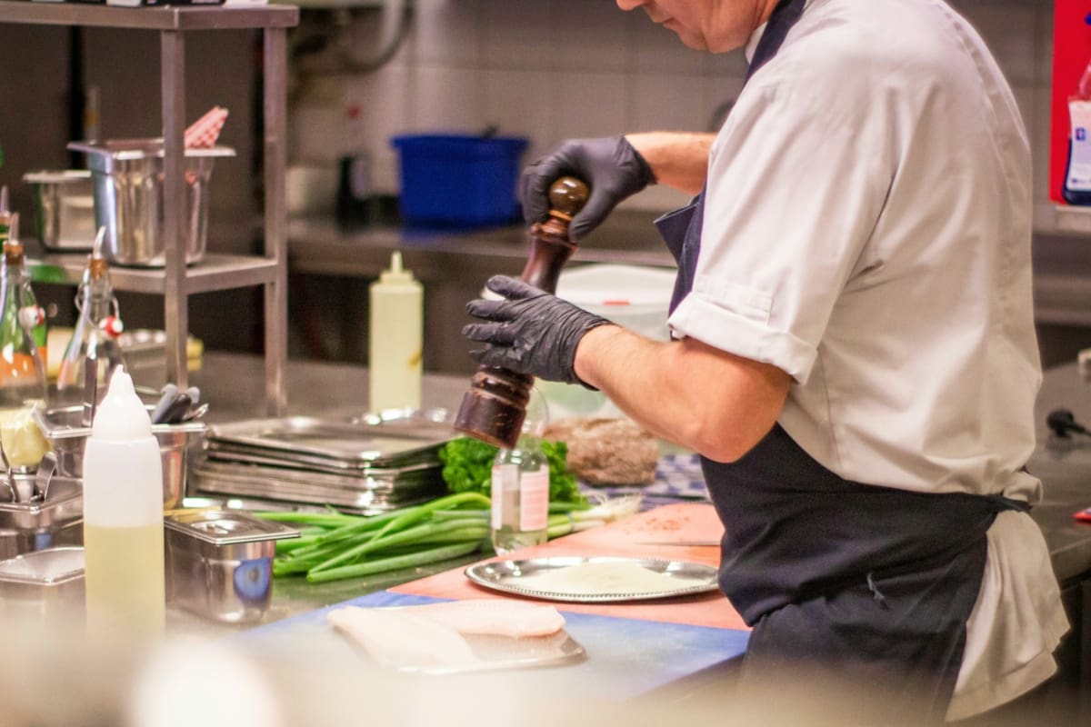 Los puestos son temporales y de tiempo completo; se requiere de visa H2-B