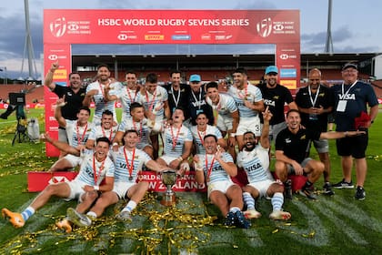 Los Pumas 7s, campeón en Hamilton, festejan tras ganarle a los locales en la final