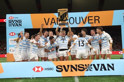 Los Pumas 7s campeones del torneo de Vancouver por cuarto año consecutivo; Santiago Mare levanta el trofeo