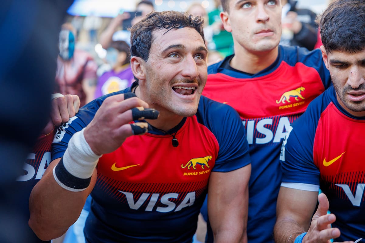 Los Pumas 7s fueron quintos en el Seven de Los Ángeles, donde no disputaron la final por primera vez en la temporada; Rodrigo Isgró, Matteo Graziano y Germán Schulz, en la imagen