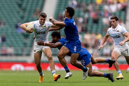 Los Pumas 7s resolvieron el partido en los últimos segundos: Tobías Wade al ataque; atrás Alejo Lavayen
