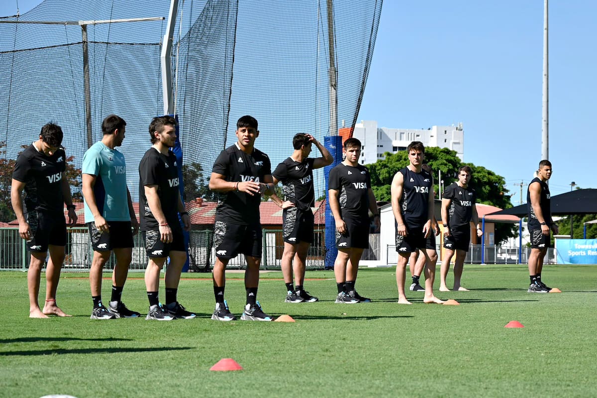 Los Pumas, a punto de iniciar un ejercicio en un entrenamiento en suelo australiano, donde este sábado afrontarán la tercera fecha del Rugby Championship contra Wallabies.