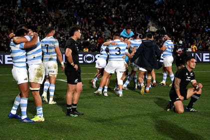 Los Pumas celebran el triunfo en el Orangetheory Stadium, el 27 de agosto de 2022, en Christchurch