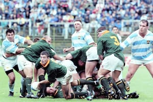 Los Pumas contra los Springboks en 1996: Joost van der Westhuizen abre juego, observado por Federico Méndez, Pablo Camerlinckx y Germán Llanes