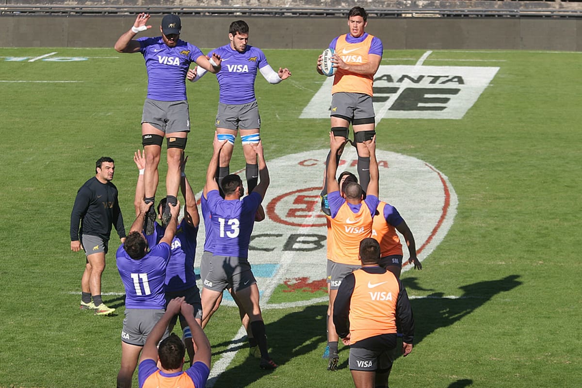 Los Pumas durante el captains run en el estadio de Colón, en la práctica del line