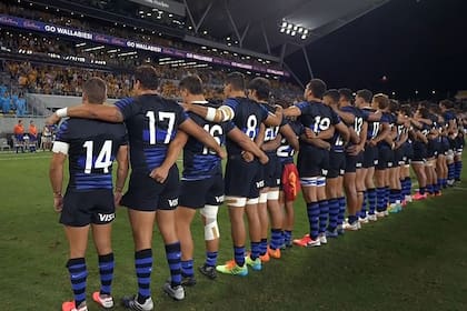 Los Pumas, durante los Himnos en la derrota del sábado pasado ante Australia; tendrán un equipo diezmado para el sábado