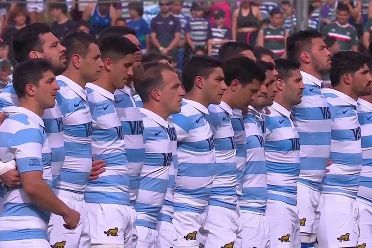 Los Pumas, en el momento del himno nacional; una emocionante imagen que se replica en cada partido