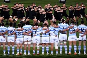Los Pumas observan el ritual de los All Blacks antes del partido. Sería una noche histórica para el rugby argentino