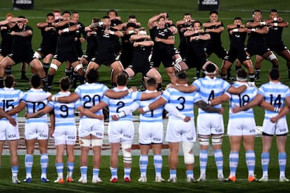 Los Pumas observan el ritual de los All Blacks antes del partido. Sería una noche histórica para el rugby argentino