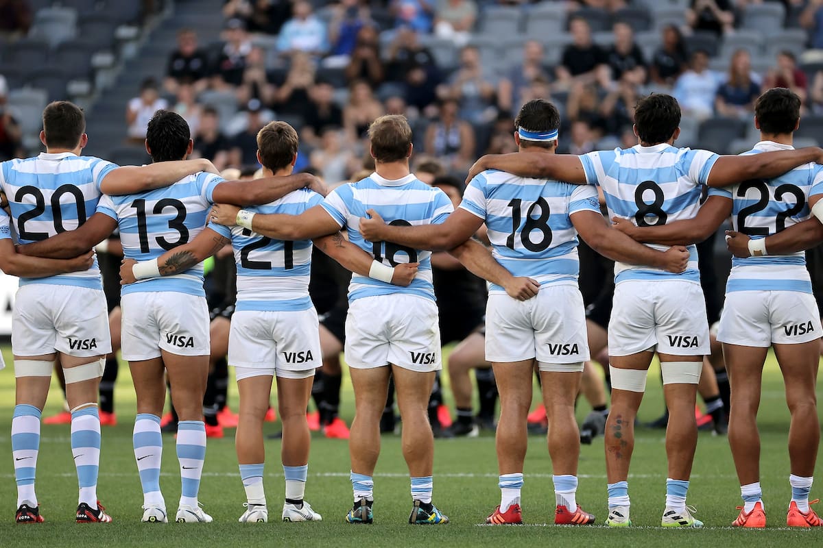 Los Pumas se abrazan durante el Haka de los neozelandeses.