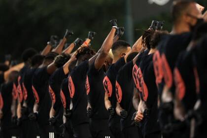 Los puños en alto de los futbolistas de la MLS para honrar la consigna mundial de Black Lives Matter