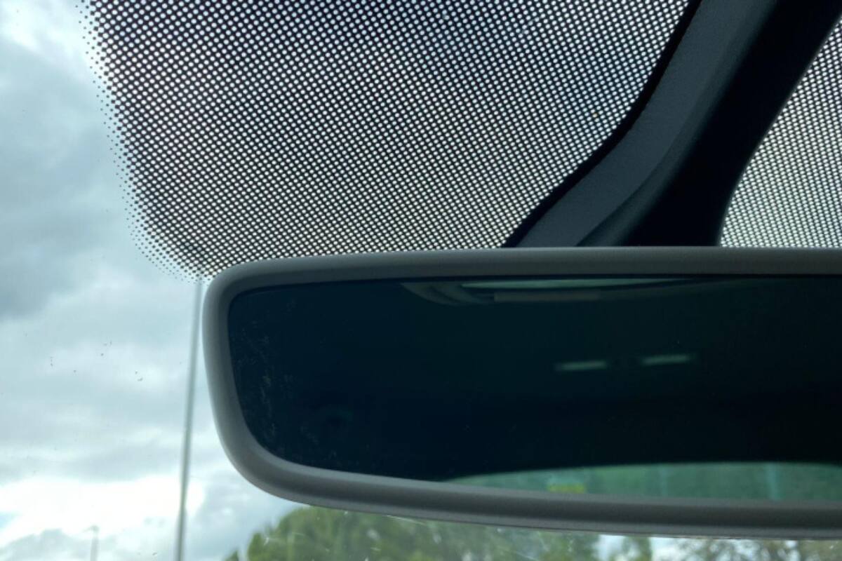 Los puntos negros distribuyen el calor de manera uniforme y así evitan distorsionar la visión del conductor