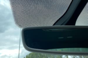 Los puntos negros distribuyen el calor de manera uniforme y así evitan distorsionar la visión del conductor
