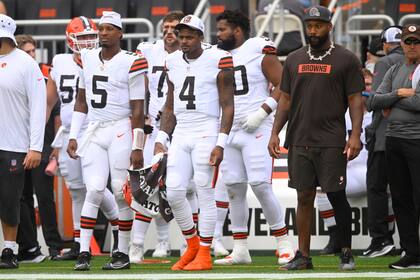 Los quarterbacks de los Browns de Cleveland, Jameis Winston (5) y Deshaun Watson (4), observan desde la banca durante la primera mitad de un partido de fútbol americano de pretemporada de la NFL contra los Green Bay Packers, el sábado 10 de agosto de 2024, en Cleveland. (AP Foto/David Richard)