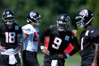 Falcons apuestan por cuatro quarterbacks como "póliza de seguro" ante dudas y lesiones