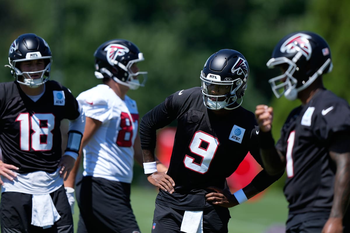 Los quarterbacks de los Falcons de Atlanta Michael Penix Jr., Jack Strand y Tua Tagovailoa realizan