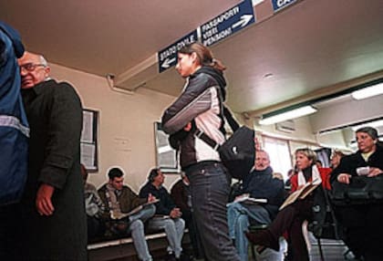 Largas esperas de argentinos en procura de obtener la doble nacionalidad en el consulado de Italia en Buenos Aires