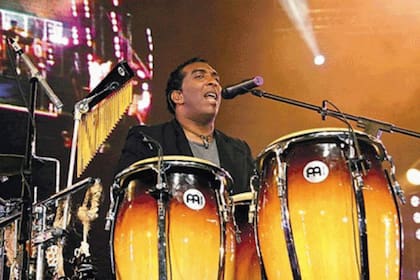 Los que festejaron sus cumpleaños de 15 en el 2000 rememoran con una sonrisa la voz del Chichi Peralta con alguno de sus hits