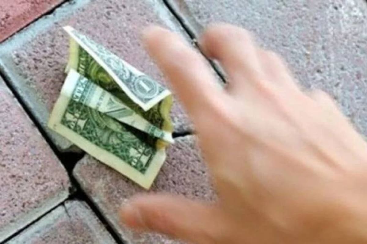 Los que hacen "el cuento del tío" ofrecen la posibilidad a otras personas de obtener alguna ganancia o dinero fácil
