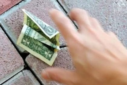 Los que hacen "el cuento del tío" ofrecen la posibilidad a otras personas de obtener alguna ganancia o dinero fácil