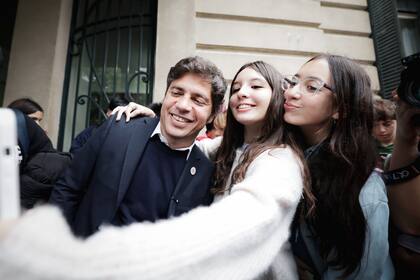 Los que no coinciden con Kicillof en el peronismo buscan un candidato alternativo. Massa finge demencia y dice que no está para otra “patriada”. Conserva el sentido del humor. Sin embargo, teme el ascenso de un amigo suyo: el banquero Jorge Brito, que viene de presidir River Plate