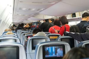 Los que no esperan: hacen fila para bajar con el avión cerrado